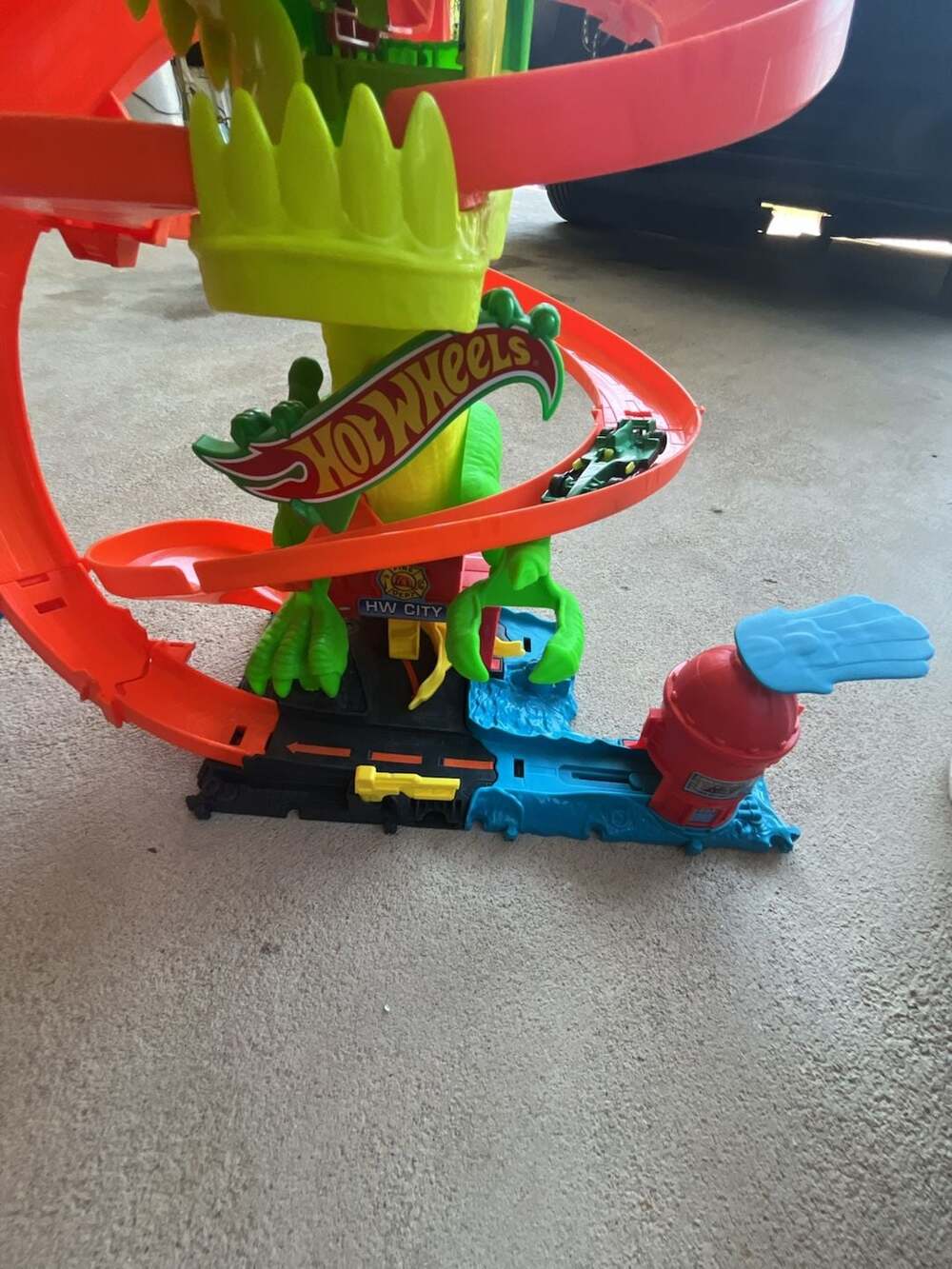 Hot Wheels T-Rex Takedown Track Set - Picture 2 of 3